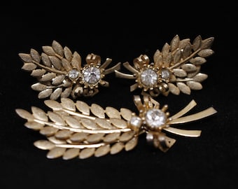 1960's Sarah Coventry Gold Tone Broach Clip-On Earrings Set - Vintage Collectible Jewelry Fashion Accessory