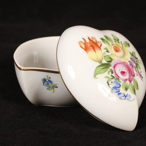 Herend Printemps Pattern 6005 Floral Heart Shaped Trinket Box Vintage Ceramic Collectible Home Living Decor image 2