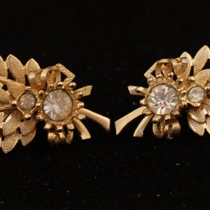 1960's Sarah Coventry Gold Tone Broach Clip-On Earrings Set Vintage Collectible Jewelry Fashion Accessory image 2