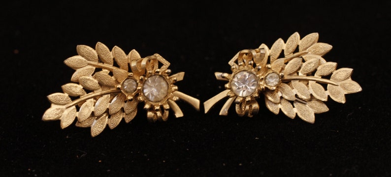 1960's Sarah Coventry Gold Tone Broach Clip-On Earrings Set Vintage Collectible Jewelry Fashion Accessory image 2