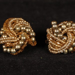 1950's Beaded Gold Tone Clip-On Earrings Vintage Collectible Jewelry Fashion Accessory imagem 1