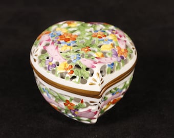 Boîte à bijoux en forme de coeur à motif floral ajouré Herend #6202 - Décoration d'intérieur à collectionner en céramique vintage