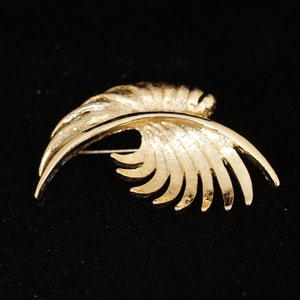 1960's Monet Gold Tone Stylized Leaf Pin Vintage Collectible Jewelry Fashion Accessory image 1