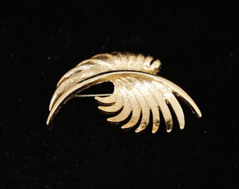 1960's Monet Gold Tone Stylized Leaf Pin - Vintage Collectible Jewelry Fashion Accessory