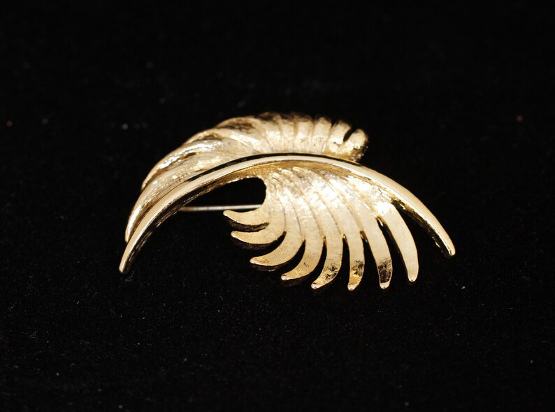 1960's Monet Gold Tone Stylized Leaf Pin Vintage Collectible Jewelry Fashion Accessory image 1