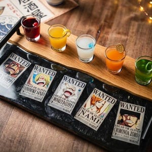 Può includere: Un vassoio di legno con sei bicchierini pieni di bevande colorate. Sotto i bicchieri ci sono cinque poster "Wanted" con personaggi anime. Il vassoio ha anche una bottiglia di sake e testo giapponese.