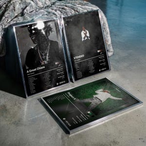 Puede incluir: Tres pósteres rectangulares enmarcados con portadas de álbumes de Ken Carson. El póster izquierdo muestra A Great Chaos, el central XTENDED y el de abajo a la derecha Project X. Cada impresión incluye listas de canciones y fechas.