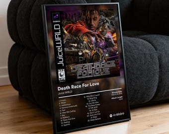 Può includere: Un poster incorniciato con la copertina dell'album "Death Race For Love" di Juice WRLD. L'artwork mostra una persona con una camicia arancione con auto e testo. Il poster include la tracklist e le informazioni sull'uscita dell'album.