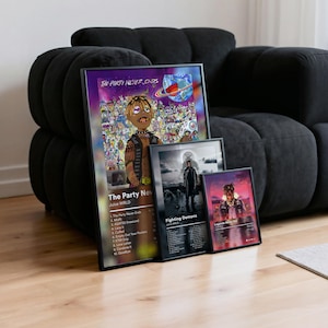 Könnte beinhalten: Drei gerahmte Poster mit Albumcovern. Das größte Poster zeigt den Text "The Party Never Ends" mit einer Cartoon-Illustration. Die anderen beiden Poster zeigen Albumcover mit dem Text "Fighting Demons" und "Legends Never Die".