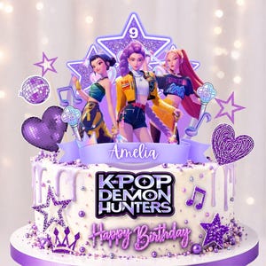 Puede incluir: Una tarta decorada con temática K-Pop. La tarta presenta tres figuras animadas, detalles en morado y el texto "K-Pop Demon Hunters" y "Happy Birthday". Decoraciones adicionales incluyen estrellas, corazones y notas musicales.