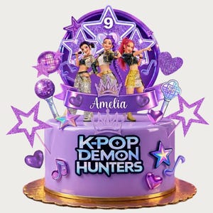 Può includere: Un topper per torta viola con tre figure, il numero 9 e il testo Amelia e K-POP DEMON HUNTERS. Il design include stelle viola glitterate, cuori, note musicali, palle da discoteca e microfoni disposti su una base circolare.