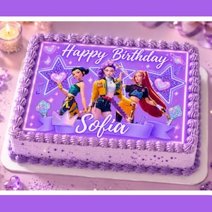 Può includere: Una torta rettangolare con glassa viola e bordi decorativi. La parte superiore presenta un'immagine stampata di tre personaggi animati, stelle viola, cuori e il testo Happy Birthday insieme al nome Sofia in caratteri bianchi.