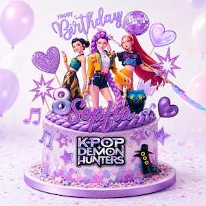 Peut inclure: Un gâteau d'anniversaire rond violet avec le logo K-Pop Demon Hunters, le prénom Sofia et le chiffre 8. Le gâteau est décoré de trois personnages animés, d'une boule à facettes, de cœurs violets, d'étoiles et de notes de musique sur une base violette.