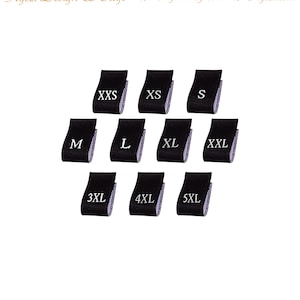 Puede incluir: Etiquetas de talla de ropa de tela negra con texto blanco. Las etiquetas incluyen las tallas XXS, XS, S, M, L, XL, XXL, 3XL, 4XL y 5XL.