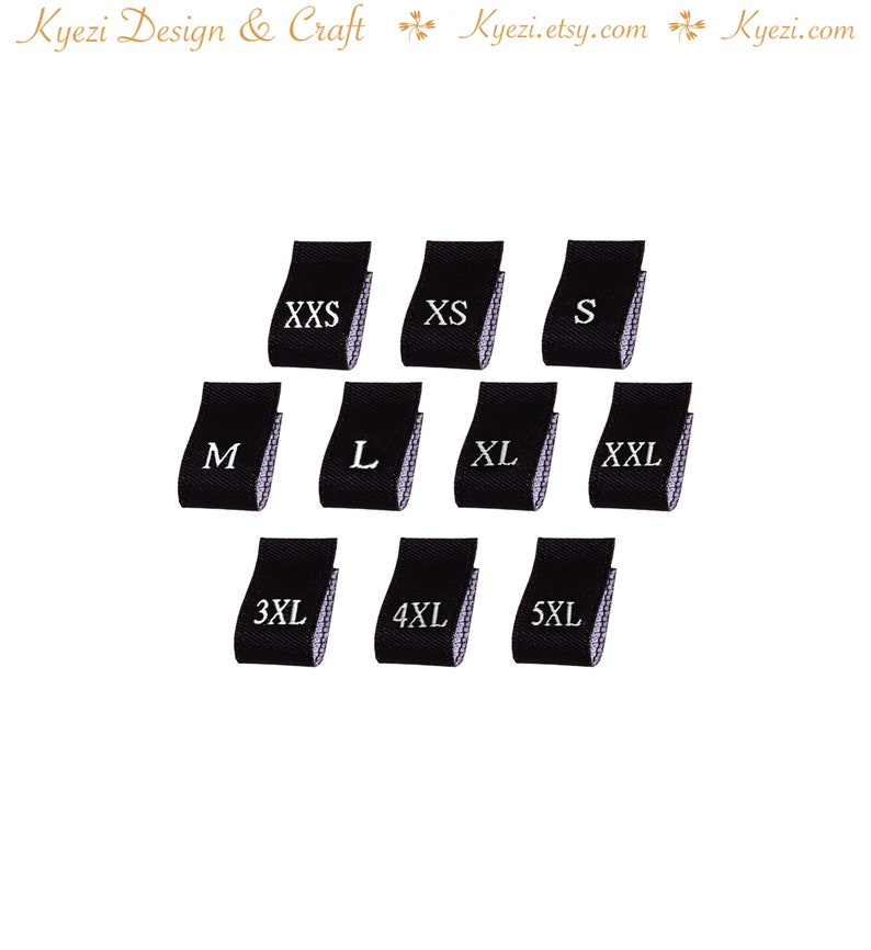 Puede incluir: Etiquetas de talla de ropa de tela negra con texto blanco. Las etiquetas incluyen las tallas XXS, XS, S, M, L, XL, XXL, 3XL, 4XL y 5XL.