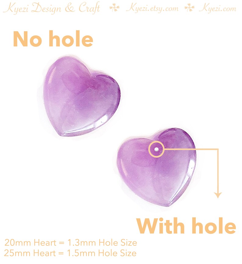 K&ouml;nnte beinhalten: Zwei durchscheinende, herzf&ouml;rmige Perlen in Lila, eine mit und eine ohne Loch. Der Text "No hole" steht &uuml;ber dem ersten Herz, und "With hole" unter dem zweiten. Der Text gibt die Lochgr&ouml;&szlig;e f&uuml;r 20 mm und 25 mm Herzen an.