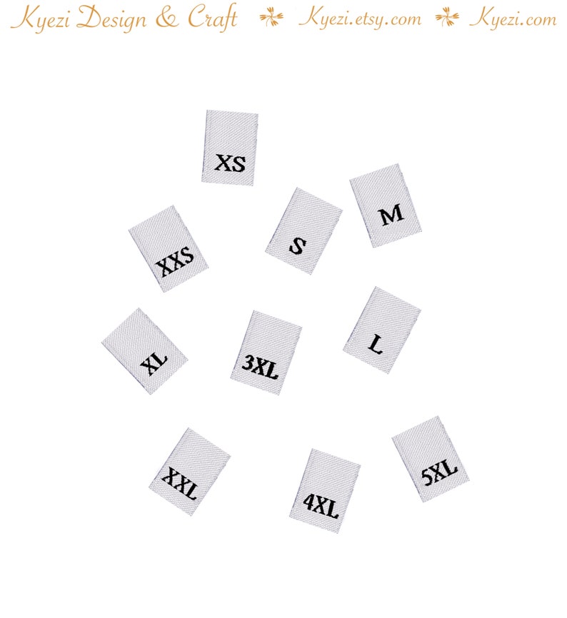 Puede incluir: Etiquetas de talla de ropa de tela blanca con texto negro. Las etiquetas incluyen las tallas XS, XXS, XL, 3XL, XXL, 4XL, 5XL, S, M y L.