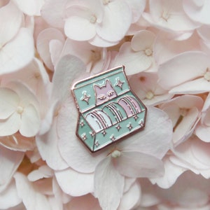 猫のピン - 秘密のおやつ | 子猫のマカロン ブローチ | ローズ ゴールド | ユニークで気まぐれなギフト