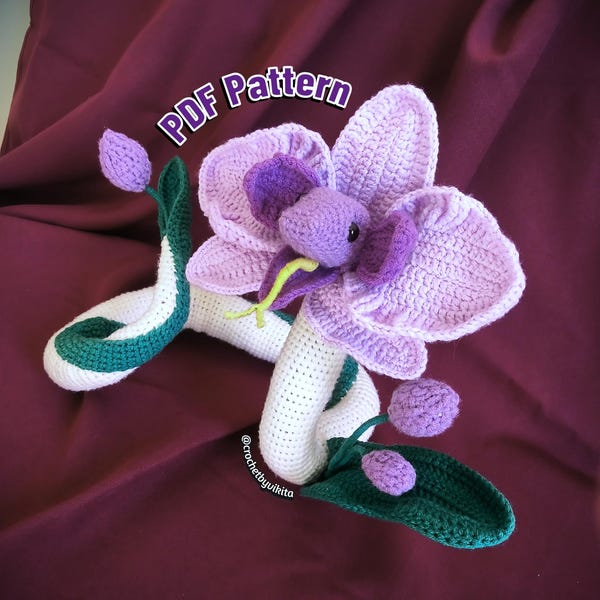 Schema all'uncinetto per serpente orchidea in PDF, serpente amigurumi con fiore di orchidea, tutorial per grande peluche a forma di serpente fai da te, schema animale all'uncinetto da scaricare in formato digitale
