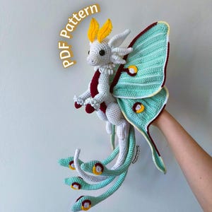 Patrón de ganchillo en PDF del dragón polilla Luna, dragón amigurumi de fantasía con alas de polilla, tutorial para peluche de dragón grande, descarga digital.