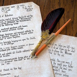 Cartas, accesorios, rompecabezas, contratos y documentos de D&D/TTRPG escritos a mano y personalizados para Dungeon Masters y jugadores.