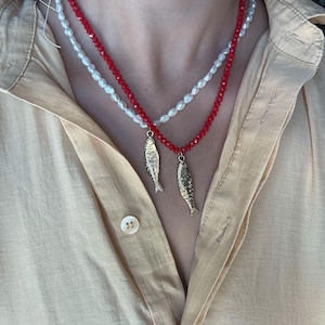Collana con pesce d&#39;oro: perle d&#39;acqua dolce, cristallo o conchiglia - fatta a mano in Grecia