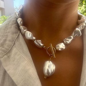 Grovt pärlhalsband: XL pärlhalsband med guldfärgad knäppning