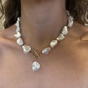 Opvallende zomerketting met dikke parels, XL kralen choker met gouden sluiting.
