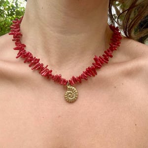Coral Spiral Necklace – Dyed Coral Chips & Gold Shell Charm