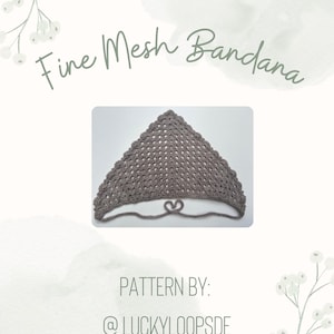 Könnte beinhalten: Ein graues Feinstrick-Bandana mit herzförmigem Detail am unteren Ende. Der Text "Fine Mesh Bandana" ist oben in Schreibschrift geschrieben. Der Text "PATTERN BY: @LUCKYLOOPDE" steht unten.