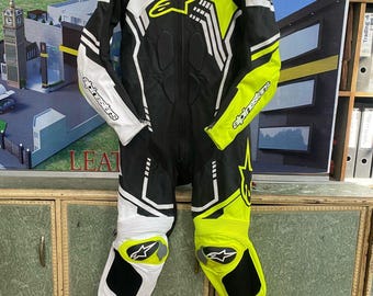 Combinaison de course de moto personnalisée de style Alpinestars | Équipement de motard en cuir de vachette blindé CE | Combinaison motogp noire et blanche jaune fluo