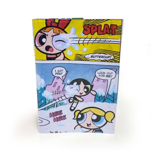 PORTA PASAPORTES / Página de cómic Power Girls reciclada en PVC - Cartera de viaje, porta pasaporte, dibujos animados de los 90, Nostalgia