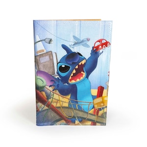 FUNDA DE PASAPORTE / Página de libro reciclada de PVC con diseño de extraterrestre azul vintage - Funda para pasaporte, película de dibujos animados para niños
