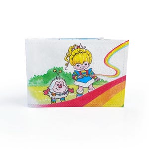 PORTA-CARTÃO OYSTER | Página de livro vintage dos anos 80 com arco-íris reciclada em PVC - Carteira retrô, Viagem, Metrô, Trem, Metrô, Passe de ônibus, Brite