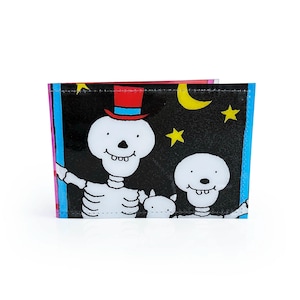 PORTA CARTE DI VIAGGIO / Pagina di libro vintage Funnybones riciclata in PVC - Portafoglio con carte Oyster, Metro, Ferrovia, Autobus, nostalgia dell'infanzia anni '90, scheletri