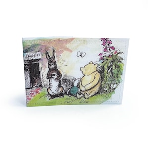 CARTEIRA DE VIAGEM | Página de livro vintage reciclada do Ursinho Pooh em PVC - Carteira Oyster, Metrô, Trem, Ônibus e Viagem