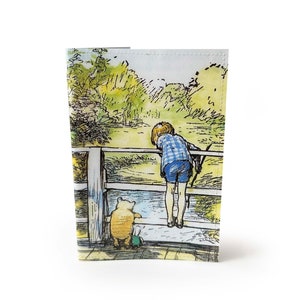 PASSHÜLLE | Winnie The Pooh Upcycled Vintage Buchseite in PVC - Piglet, Tigger, Christopher Robin, Reisebrieftasche