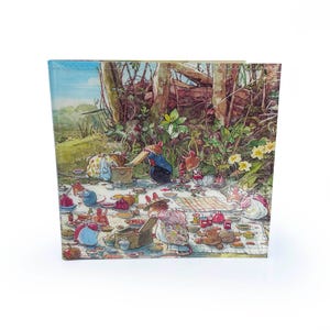 PORTAFOGLIO / Pagine di libri vintage riciclate in PVC - topolini, illustrazioni per bambini, nostalgia, bosco di rovi, regalo di campagna inglese