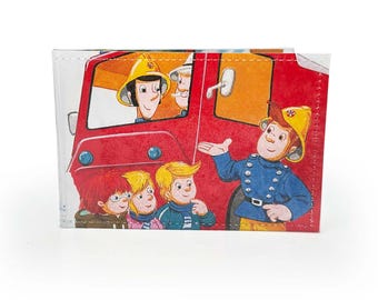 BILLETERA DE VIAJE / Página de libro de bombero vintage reciclada en PVC - Oyster, Metro, Tren, Autobús, Cartera de viaje, Welsh Sam