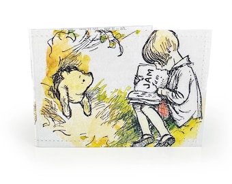 BILLETERA DE VIAJE / Página de libro vintage reciclada de Winnie The Pooh en PVC - Oyster, Metro, Tren, Autobús, Cartera de viaje