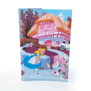 FUNDA PARA PASAPORTE / Página de libro vintage de Alicia en el País de las Maravillas en PVC - Cartera de viaje, regalo para amantes de los libros, porta pasaporte, estuche para pasaporte