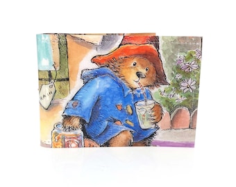 TARJETA OYSTER / Página de libro reciclada del Oso Paddington vintage en PVC - Metro, Railcard, Billete de autobús, Cartera de viaje, Regalo nostálgico