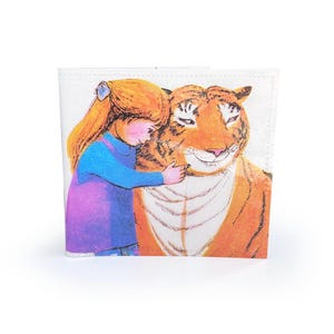 GELDBÖRSE | Recycelte Vintage-Buchseiten in PVC - upcycled sechziger Jahre Kinderillustrationen, 60er-Jahre-Nostalgie, Tiger, Tee