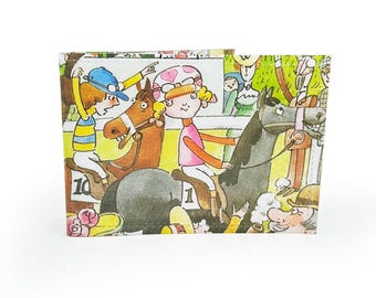 TARJETA OYSTER / Página reciclada del libro Miss Jump Jockey en PVC - Tarjeta de metro, billete de autobús, regalo para amantes de los caballos, cartera de viaje con temática nostálgica