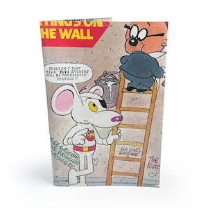 COPERTINA PER PASSAPORTO / Pagina del libro Danger Mouse vintage riciclata in pvc - Penfold, nostalgia anni '80, cartone animato britannico, portapassaporto, portafoglio da viaggio