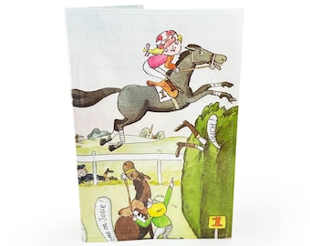 FUNDA PARA PASAPORTE / Página de libro vintage reciclada con diseño de caballo en PVC - Miss Jump Jockey, cartera de viaje, regalo nostálgico con temática de caballos para ella