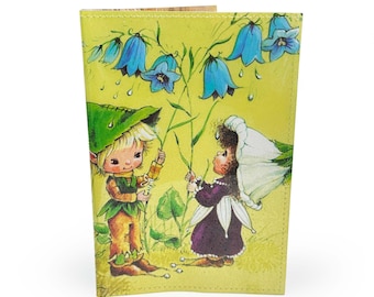 FUNDA PARA PASAPORTE / Página de libro vintage Victoria Plum en PVC - portapasaporte, nostalgia de los 80, hada del árbol, libro infantil