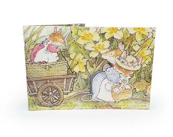 TARJETA DE VIAJE / Página de libro infantil vintage reciclada en pvc - ratones de seto, zarzas, Oyster, Metro, Tren, Autobús, Cartera de viaje,