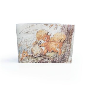 PORTA-CARTÃO DE VIAGEM | Página de livro reciclada em PVC com esquilos vintage - Oyster, Metro, Rail, Bus, Travel Wallet, Beatrix Potter