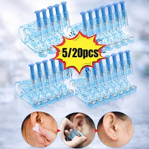 Op de afbeelding: Meerdere transparante blauwe oorpiercingtools met blauwe zuigers worden getoond. De tekst "5/20pcs" staat in een gele explosie. De afbeelding toont ook het proces van het piercen van een oor.